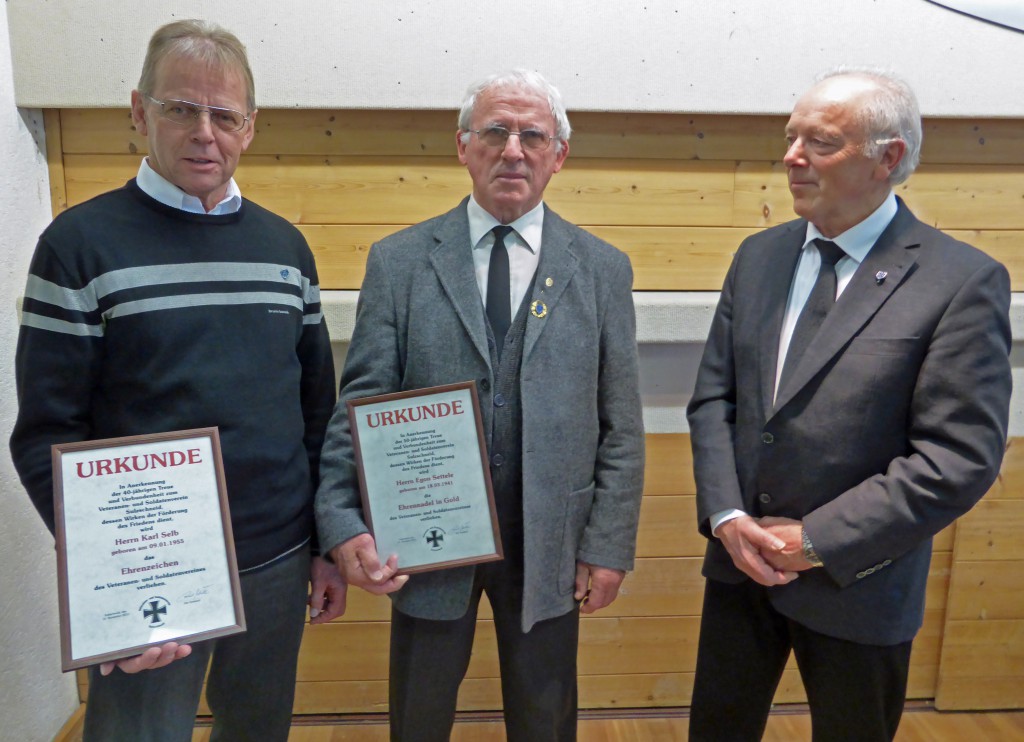 Vorsitzender Roland Müller (rechts) mit den beiden Geehrten Karl Selb (links) und Egon Settele (Mitte), (c): Manfred Jocham