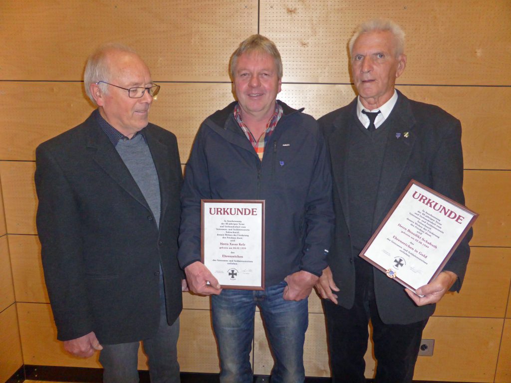 Ehrungen gab es für Benedikt Schafroth (rechts)und Xaver Kelz (Mitte) durch Vorsitzenden Roland Müller. (c) Manfred Jocham