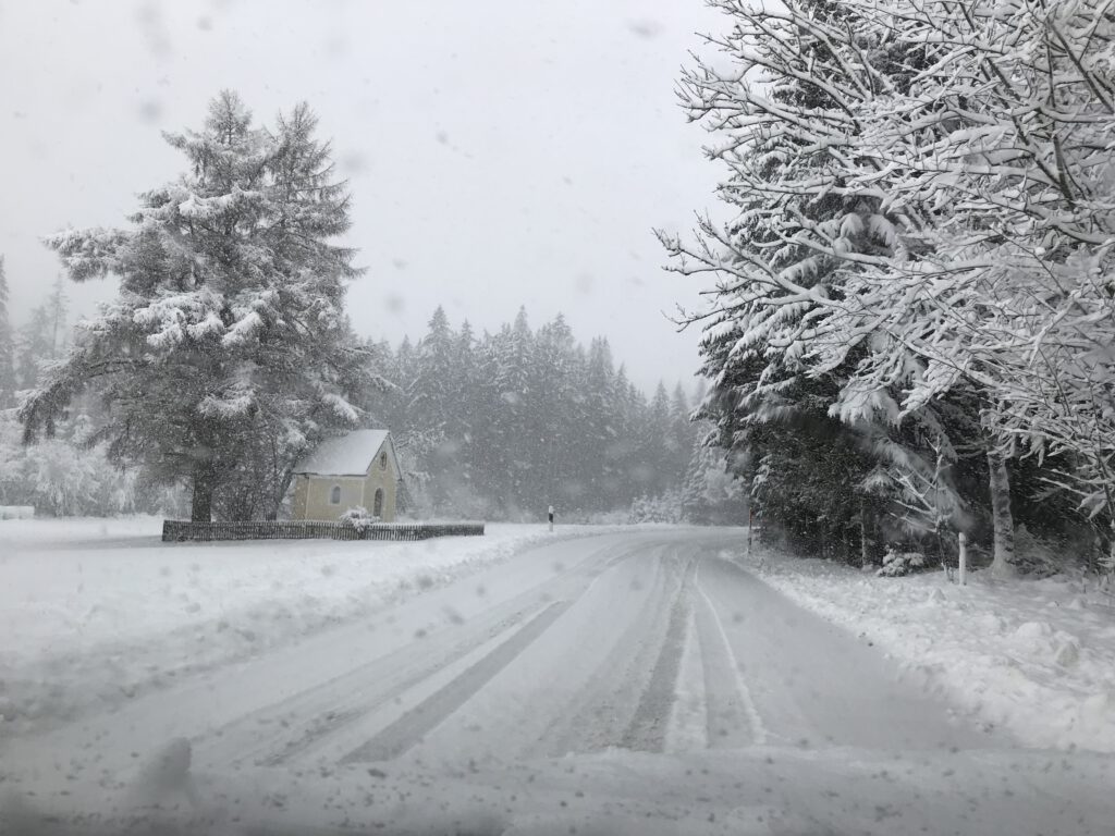 Schnee Schneebruchgefahr Straße Kapelle Winter (c) Andreas Filke