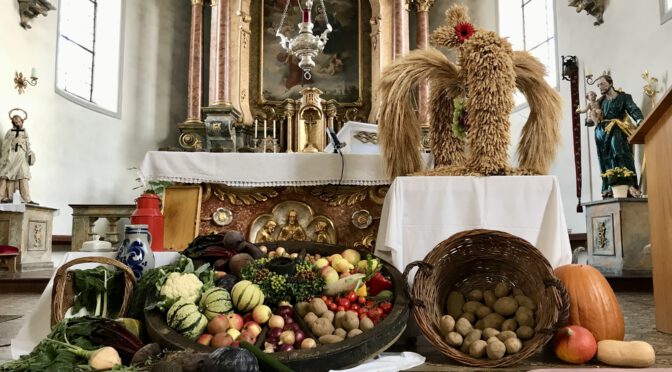 Trachter laden zum Kochen der Erntedanksuppe ein