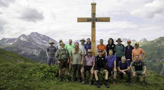Sulzschneider errichten neues Gipfelkreuz