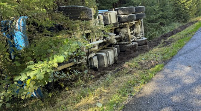 Lastwagen kippt in der Hölla um