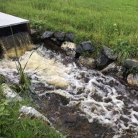 Nach langem Regen fließt das Wasser aus dem Baldaufweiher über den Mönch ab. (c) Andreas Filke