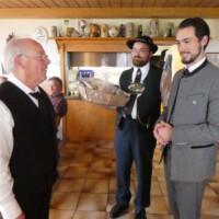 Verabschiedung von Roland Müller (links) als Vorsitzender des Veteranen- und Soldatenvereins Sulzschneid (Mitte Zweiter Vorsitzender Martin Frey, rechts neuer Vorsitzender Alexander Filke)
(c) Manfred Jocham