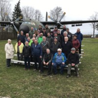 Besuch des Veteranen- und Soldatenvereins Sulzschneid bei der Luftlande- und Lufttransportschule Altenstadt, Gruppenfoto vor ausgemusterter Transall
(c) Andreas Filke