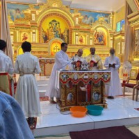 Indienreise der Pfarreiengemeinschaft Stötten: Gottesdienst in der Heimatpfarrkirche von Pfarrer Sajimon Vargese