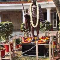 Indienreise der Pfarreiengemeinschaft Stötten: Statue von Mahatma Gandhi in Neu-Delhi